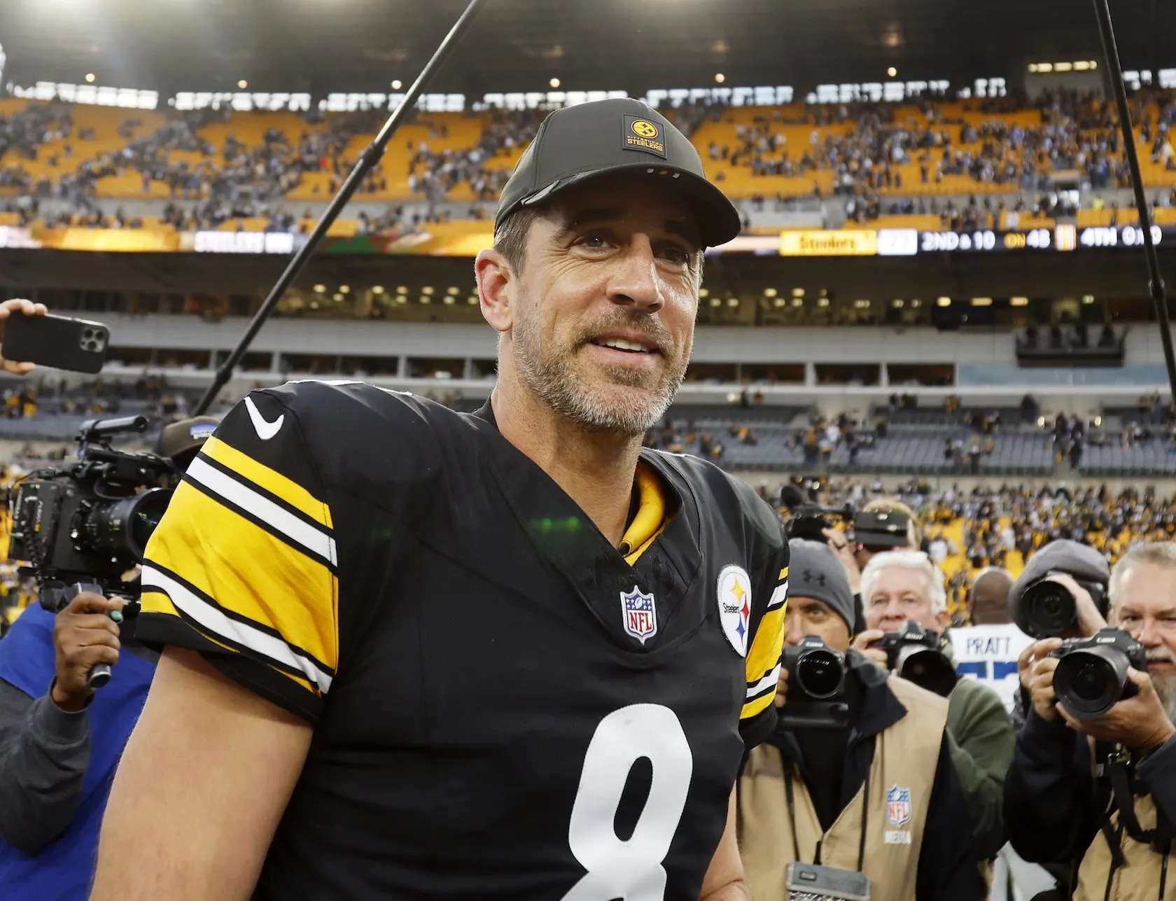 GettyImages-2244673392 Aaron Rodgers Gives Steelers Linemen a 20K Christmas Gift