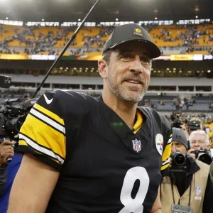GettyImages-2244673392 Aaron Rodgers Gives Steelers Linemen a 20K Christmas Gift