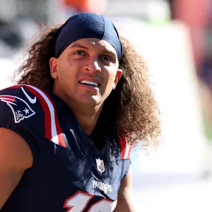 GettyImages-2248398867-Mack-Hollins-Shows-Up-to-Patriots-Game-Barefoot-and-Shirtless-in-Snow