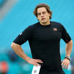 GettyImages-2252995041 joe burrow offensive lineman gifts