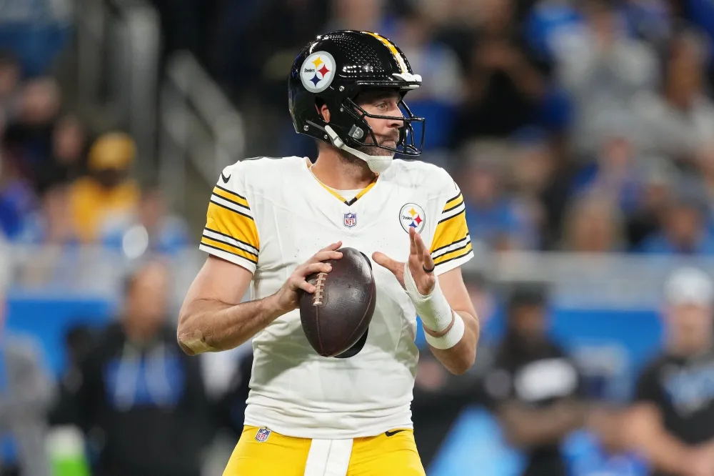 GettyImages-2253042699 Aaron Rodgers Gives Steelers Linemen a 20K Christmas Gift