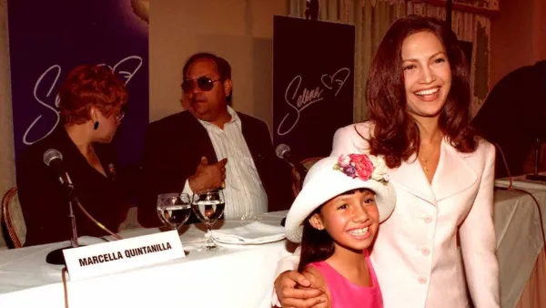 Marcella y Abraham Quintanilla, padres de Selena, y Jennifer Lopez