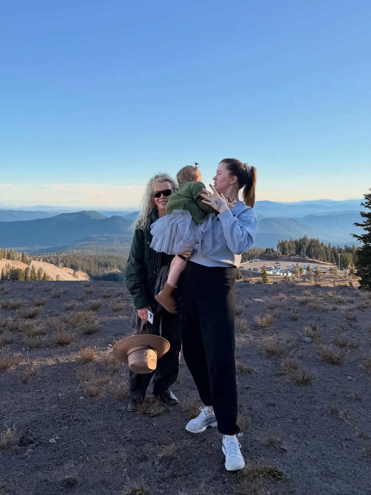 Ireland-Baldwin-IG-With-Kim-Basinger-and-Daughter-Holland-600029129_18546896131007184_7730424527827764505_n.