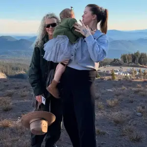 Ireland-Baldwin-IG-With-Kim-Basinger-and-Daughter-Holland-600029129_18546896131007184_7730424527827764505_n.