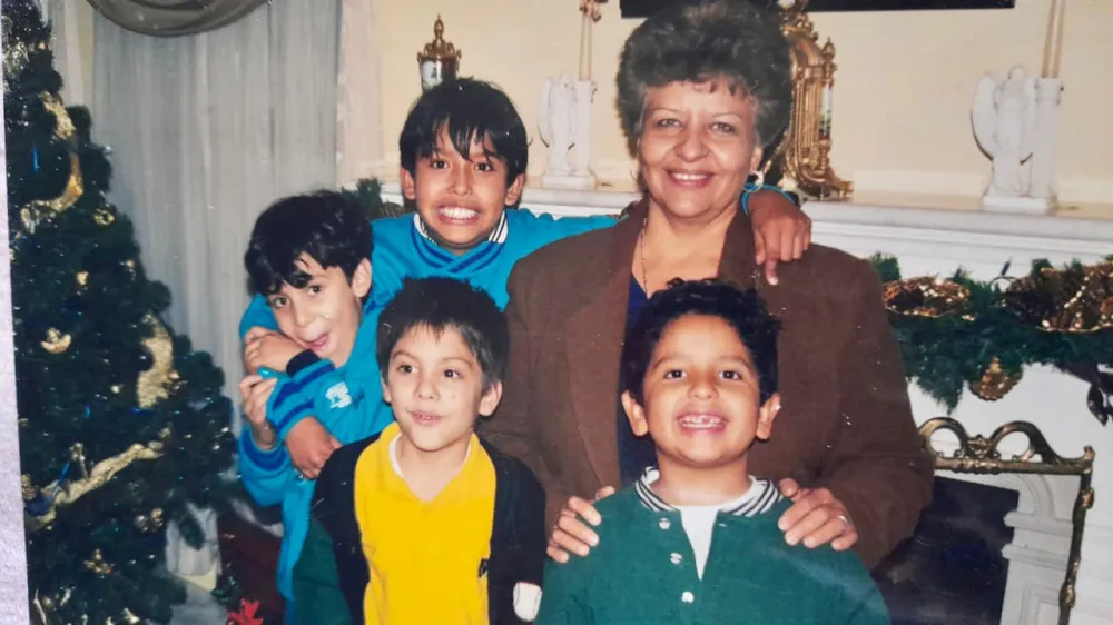 Iv&aacute;n, Joan, Hans, Jean Gabriel y su mam&aacute; Laura Salas.