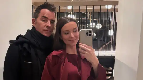 Justin-Theroux-Shares-Photo-of-Pregnant-Wife-Nicole-Brydon-Blooms-Bare-Bump
