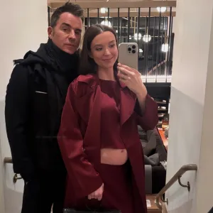 Justin-Theroux-Shares-Photo-of-Pregnant-Wife-Nicole-Brydon-Blooms-Bare-Bump