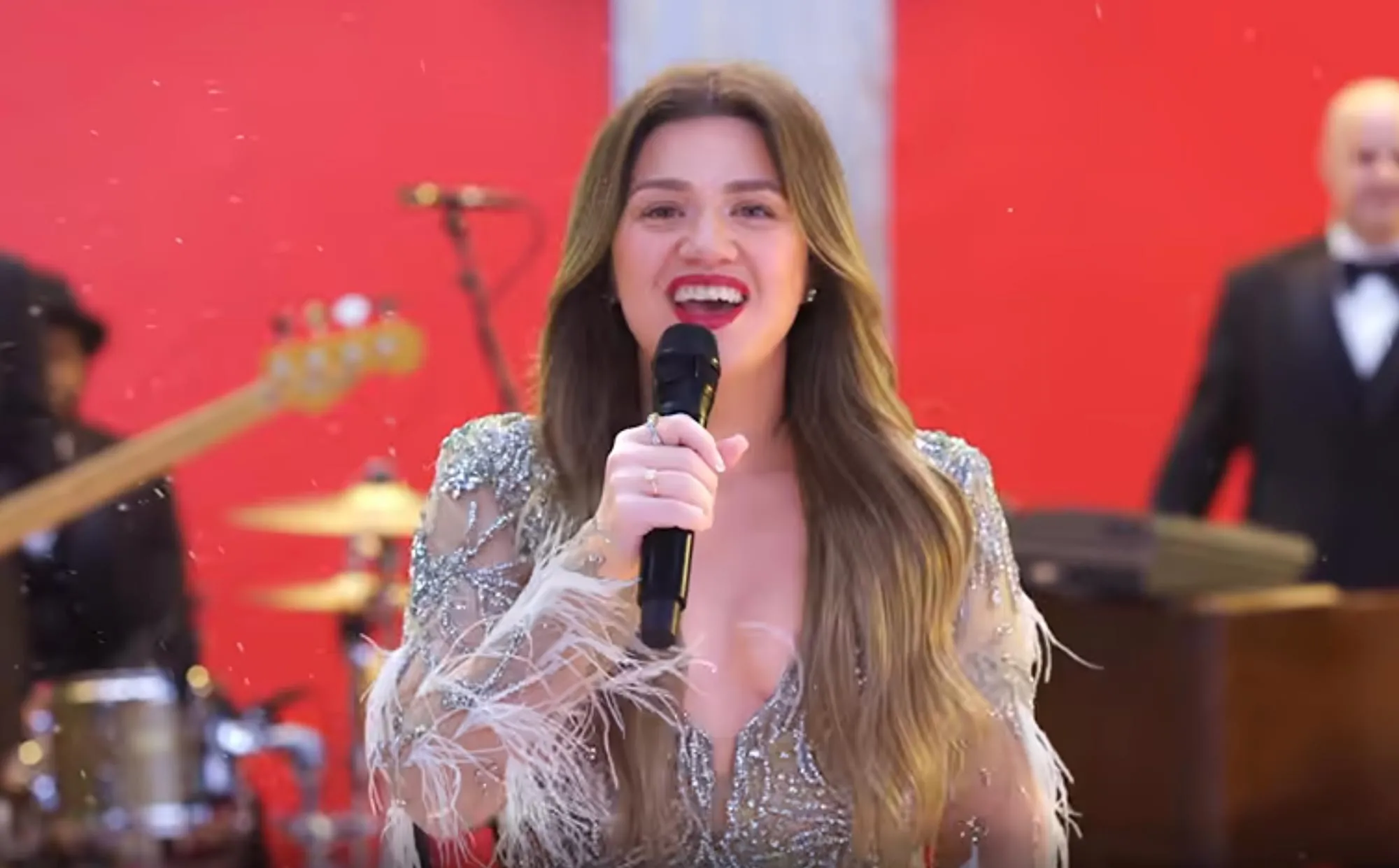 Kelly Clarkson Performs Underneath the Tree to Kick Off NFL Christmas Games on Netflix