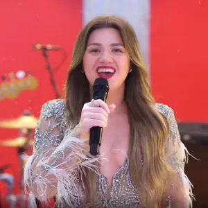 Kelly Clarkson Performs Underneath the Tree to Kick Off NFL Christmas Games on Netflix