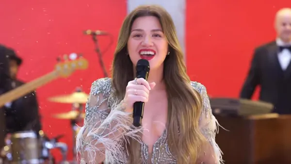 Kelly Clarkson Performs Underneath the Tree to Kick Off NFL Christmas Games on Netflix