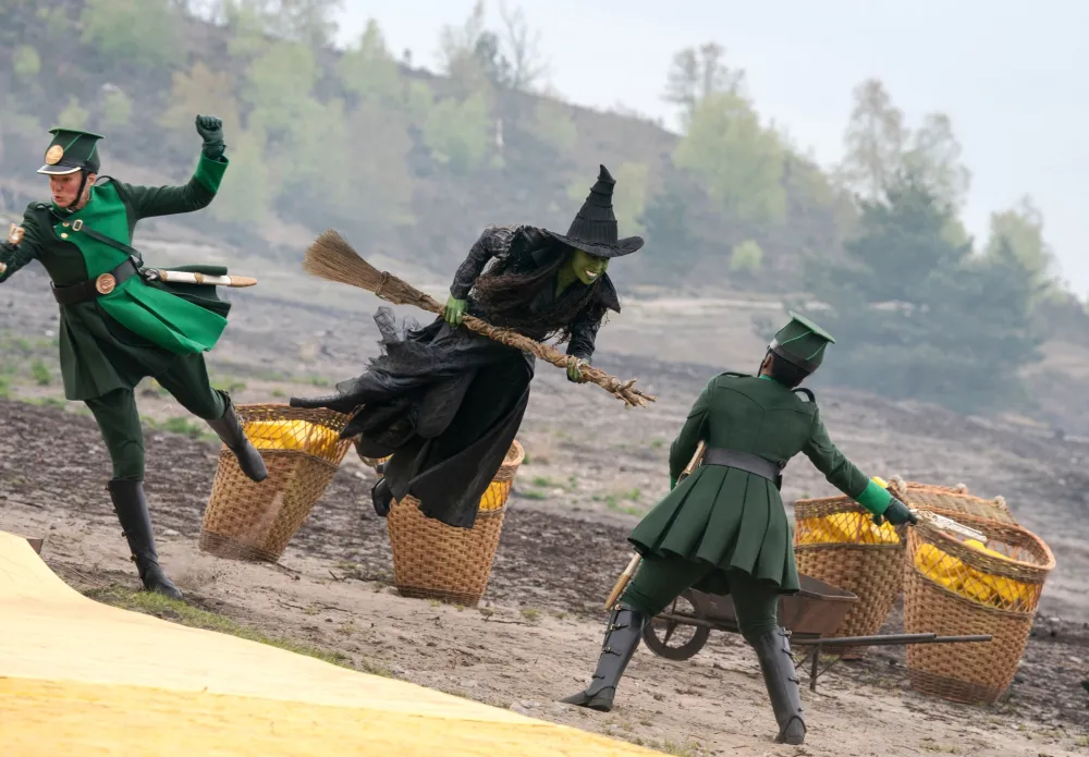 MCDWIFO_UV050 Wicked Costume Designer Defends Elphaba's Controversial 'Sex Cardigan'