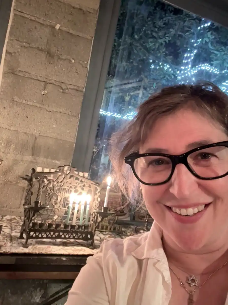 Mayim-Bialik-598939046_18546180622021566_2082887277772223610_n