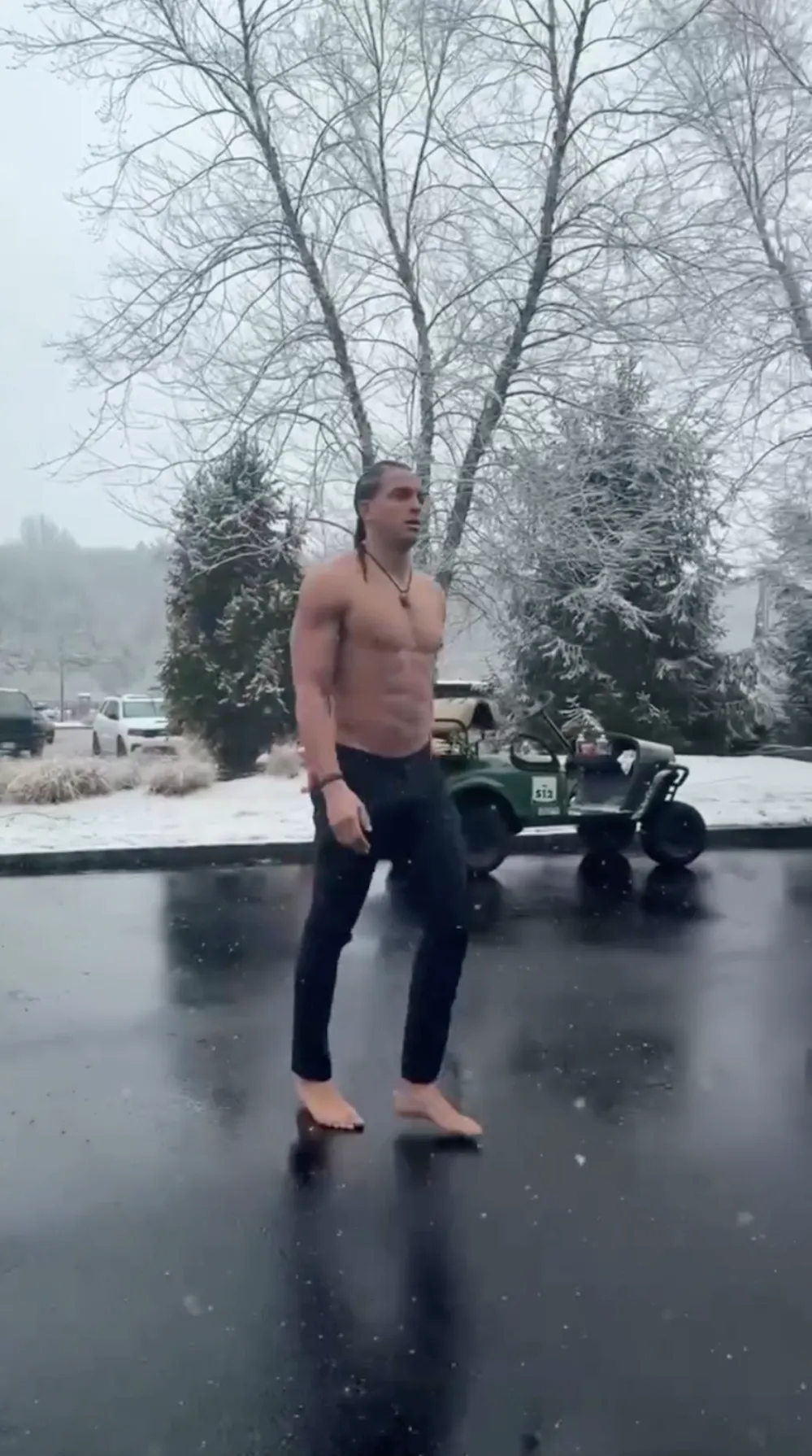 Patriots Mack Hollins Goes Barefoot and Shirtless as He Arrives to Snowy Stadium