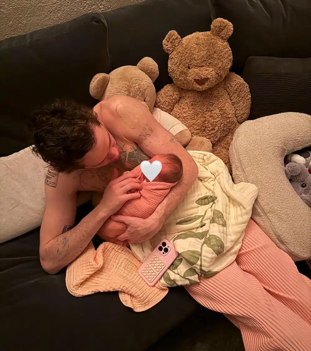 Pete-Davidson-and-Daughter-Scottie-Pic-by-Elsie-Hewitt-IG-603926551_18549815887059657_2682837865546794215_n