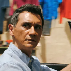 Carlos Manuel Vesga es Manousos en la serie Pluribus.