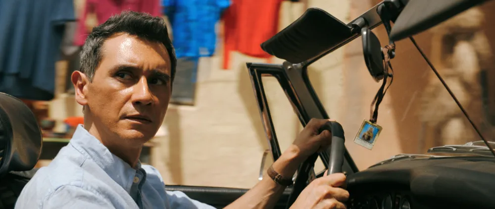 Carlos Manuel Vesga es Manousos en la serie Pluribus.