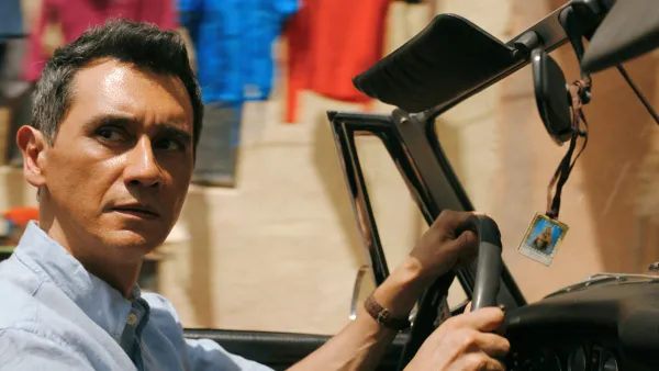 Carlos Manuel Vesga es Manousos en la serie Pluribus.