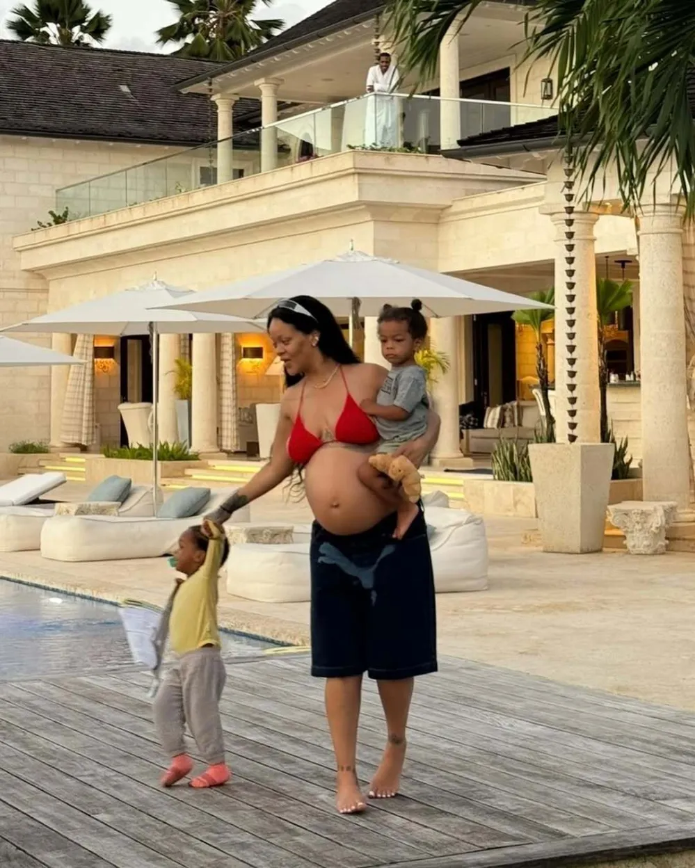 Rihanna comparte foto in&eacute;dita de su barriguita en bikini mientras est&aacute; embarazada de Rocki