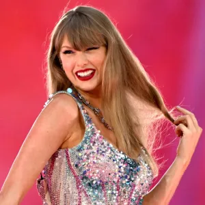 Taylor Swift Makes Her Own Magic Donates 1 Million to Feeding America Ahead of Holidays