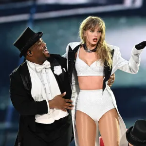 Taylor-Swift-and-Kam-Saunders-With-Travis-Kelce-GettyImages-2158904096.