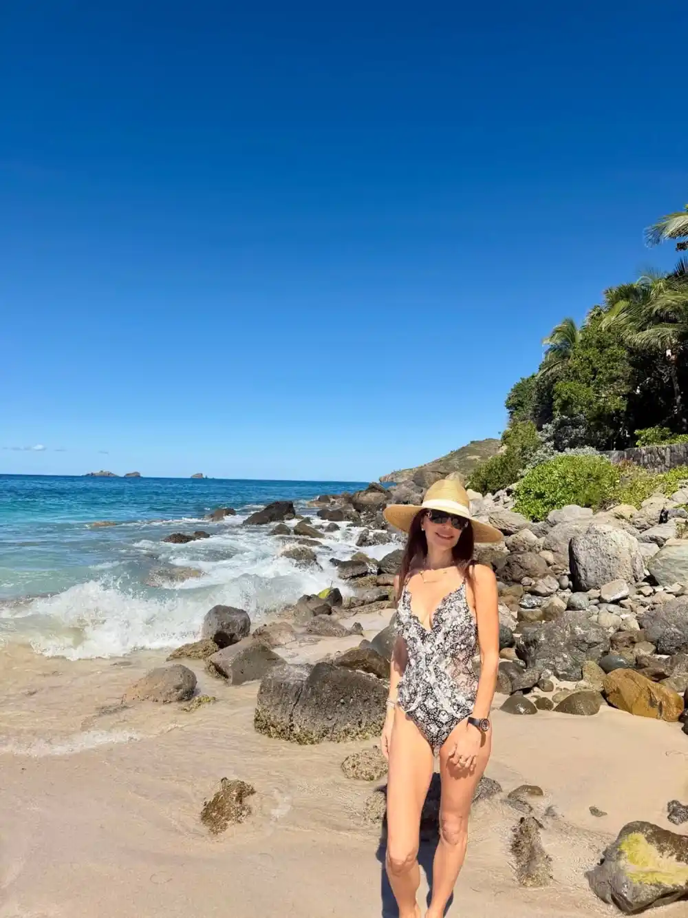 Bethenny Frankel Flaunts Her Curves in a Sexy Cleavage-Baring One-Piece While &lsquo;Closing Out 2025&rsquo;