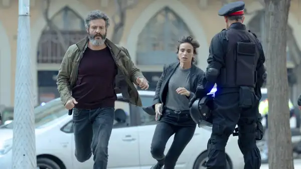 Isak Férriz and Verónica Echegui in City of Shadows