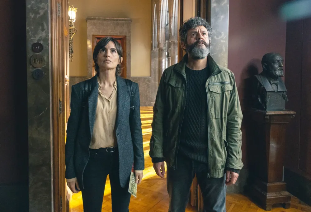 Ver&oacute;nica Echegui and Isak F&eacute;rriz in City of Shadows