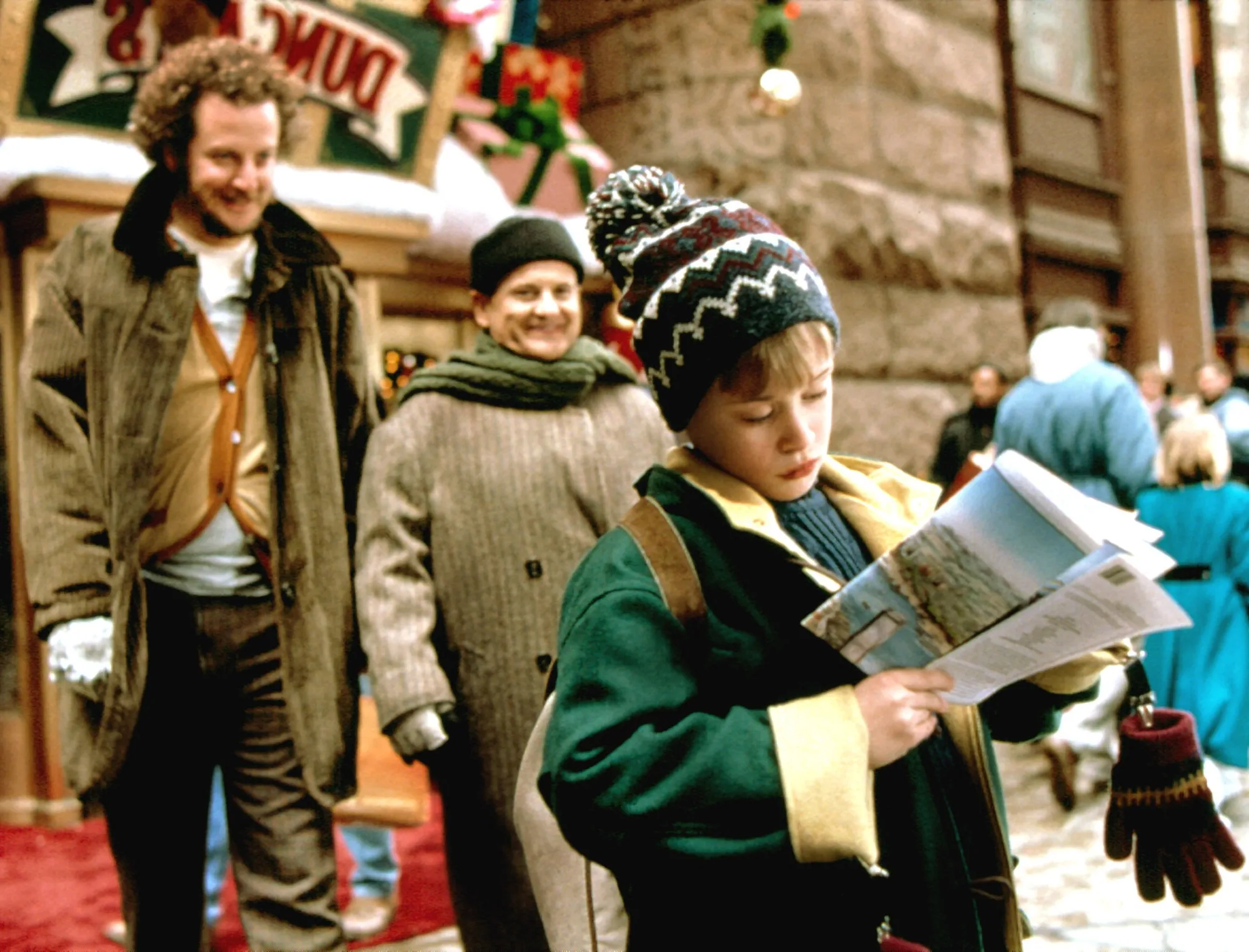 Daniel Stern, Joe Pesci and Macaulay Culkin in Replica Luxury Handbag Alone 2: Lost in New York
