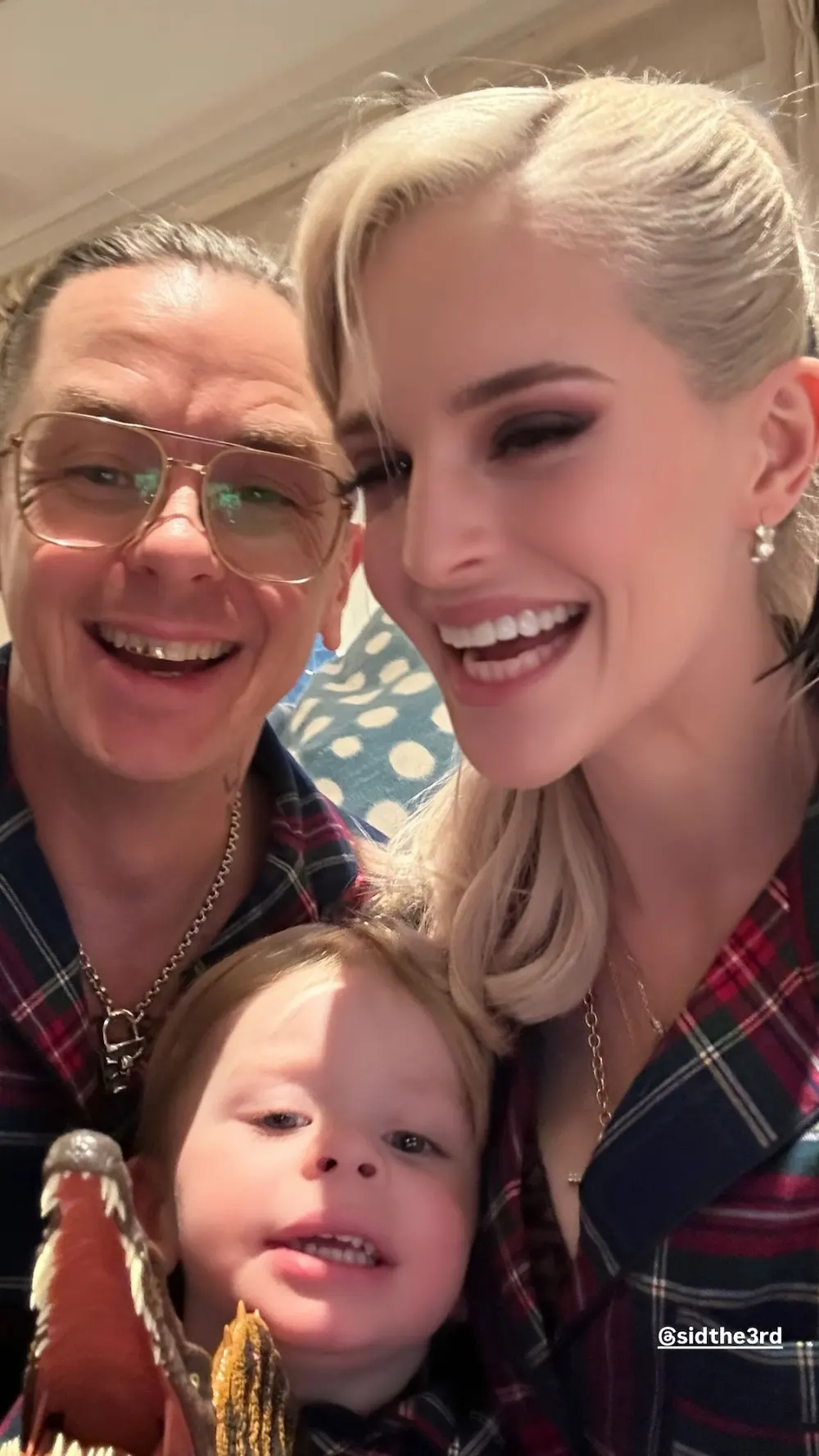 kelly-osbourne-christmas-selfie