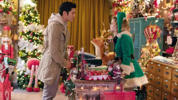 Henry Golding and Emilia Clarke in Last Christmas