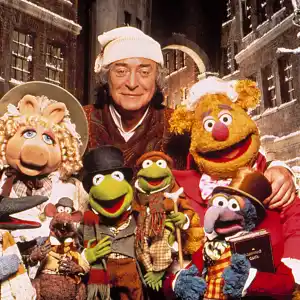 Miss Piggy, Michael Caine, Fozzie Bear, Kermit and Gonzo in The Muppet Christmas Carol