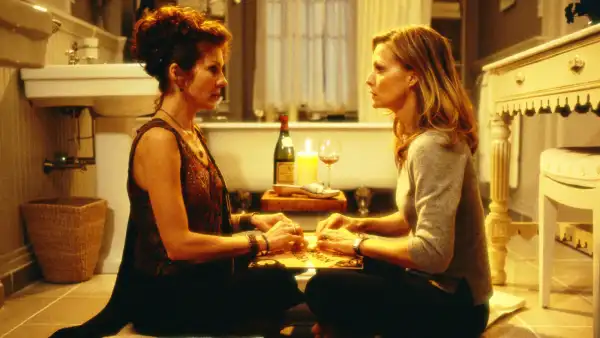 Diana Scarwid and Michelle Pfeiffer in What Lies Beneath