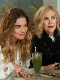 Annie-Murphy-and-Catherine-OHara-TCDSCCR_D2028