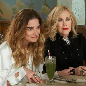 Annie-Murphy-and-Catherine-OHara-TCDSCCR_D2028