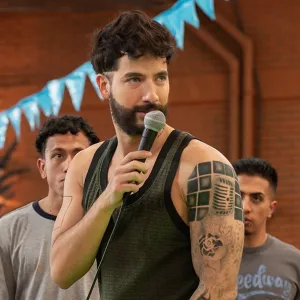 Carlos Torres, interpreta a Charly Flow, protagonista de la serie La Reina del Flow