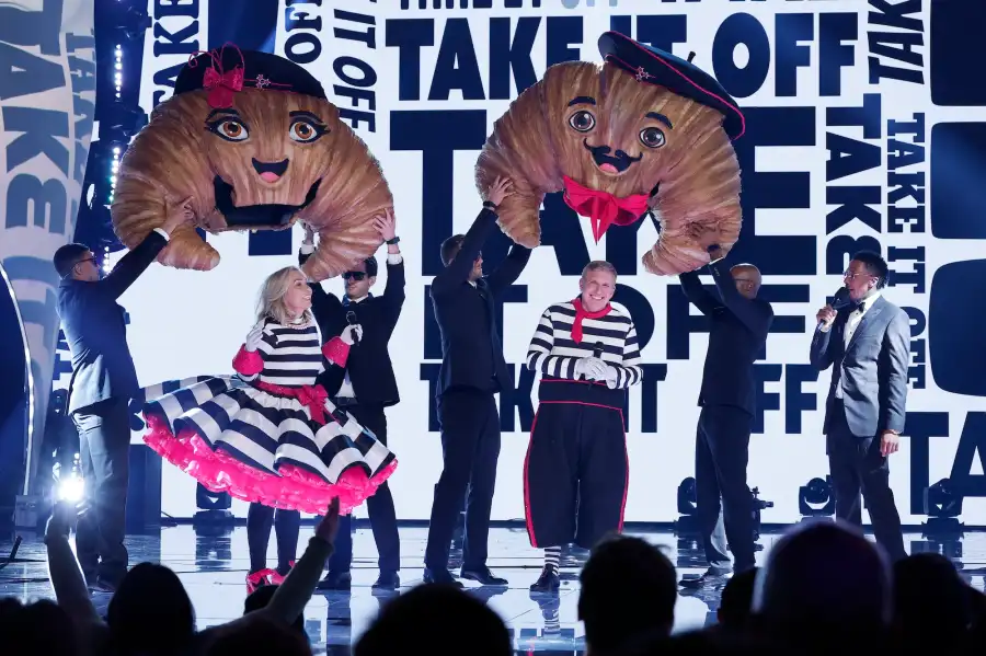 Chrisleys on Masked Singer MS-14_1401_1402-Reveal-TP_00355