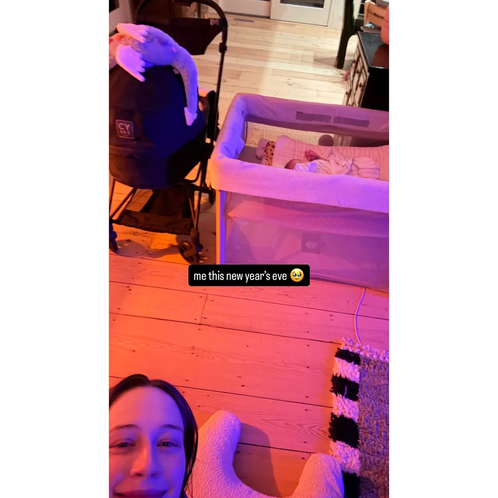 Elsie Hewitt Rings in 1st New Year With New Baby