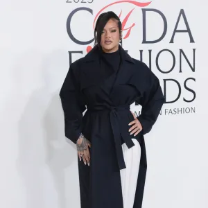 GettyImages-2244965001-rihanna-little-pouch.