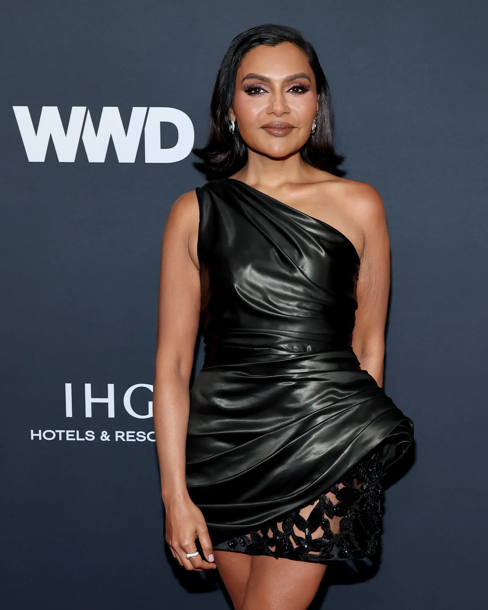 Mindy Kaling Acknowledges She Looks Different While Doing 2016 Trend