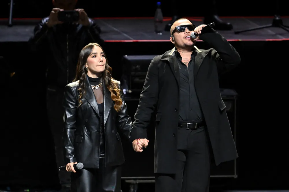 Paola Jara y Jessi Uribe, interpretan una melod&iacute;a en honor de Yeison Jim&eacute;nez, en su funeral.