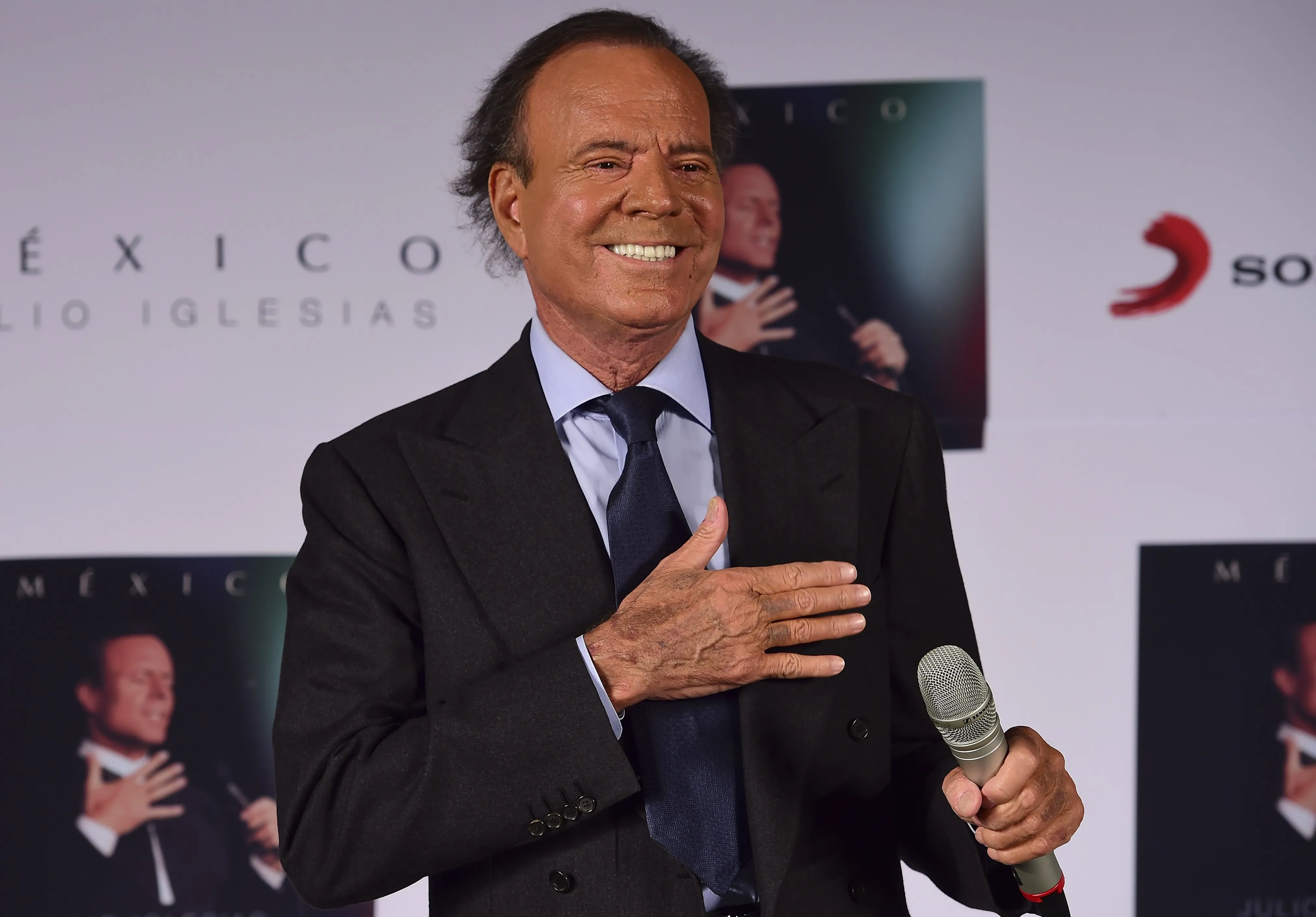 Julio Iglesias.