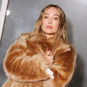 Hilary Duff Sings About Looking at Porn in New Song Aaron Idelson - Roommates-BTS-230