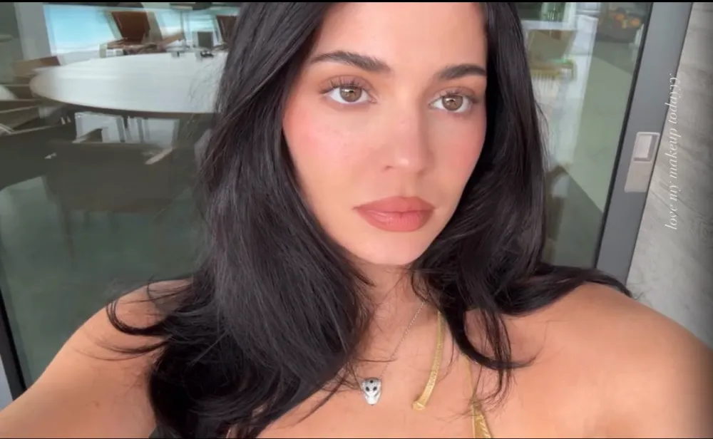 Kylie-Jenner-Gold-Bikini-Makeup