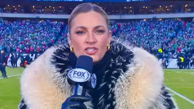 NFL Sideline Reporter Erin Andrews Fur Coat Goes Viral During 49ers Vs Eagles Playoff Game