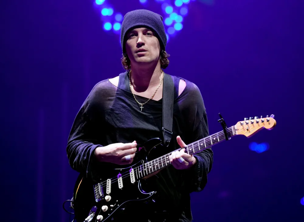 Nicola Peltz Dating History From Anwar Hadid Romance to Marrying Brooklyn Beckham Paul Klein