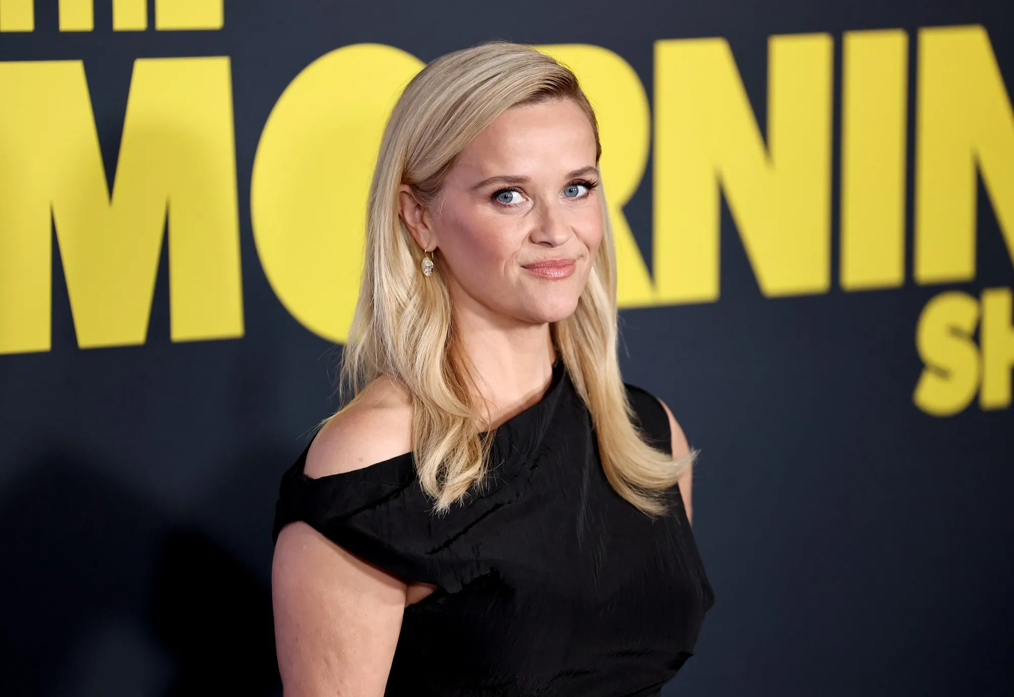 Reese Witherspoon Warns Fans Against Scammers Impersonating Her Online Feature