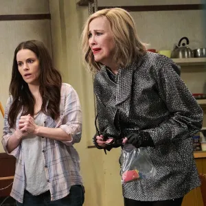 SchittsCreek-Mourn-CatherineOHara-TCDSCCR_D2058