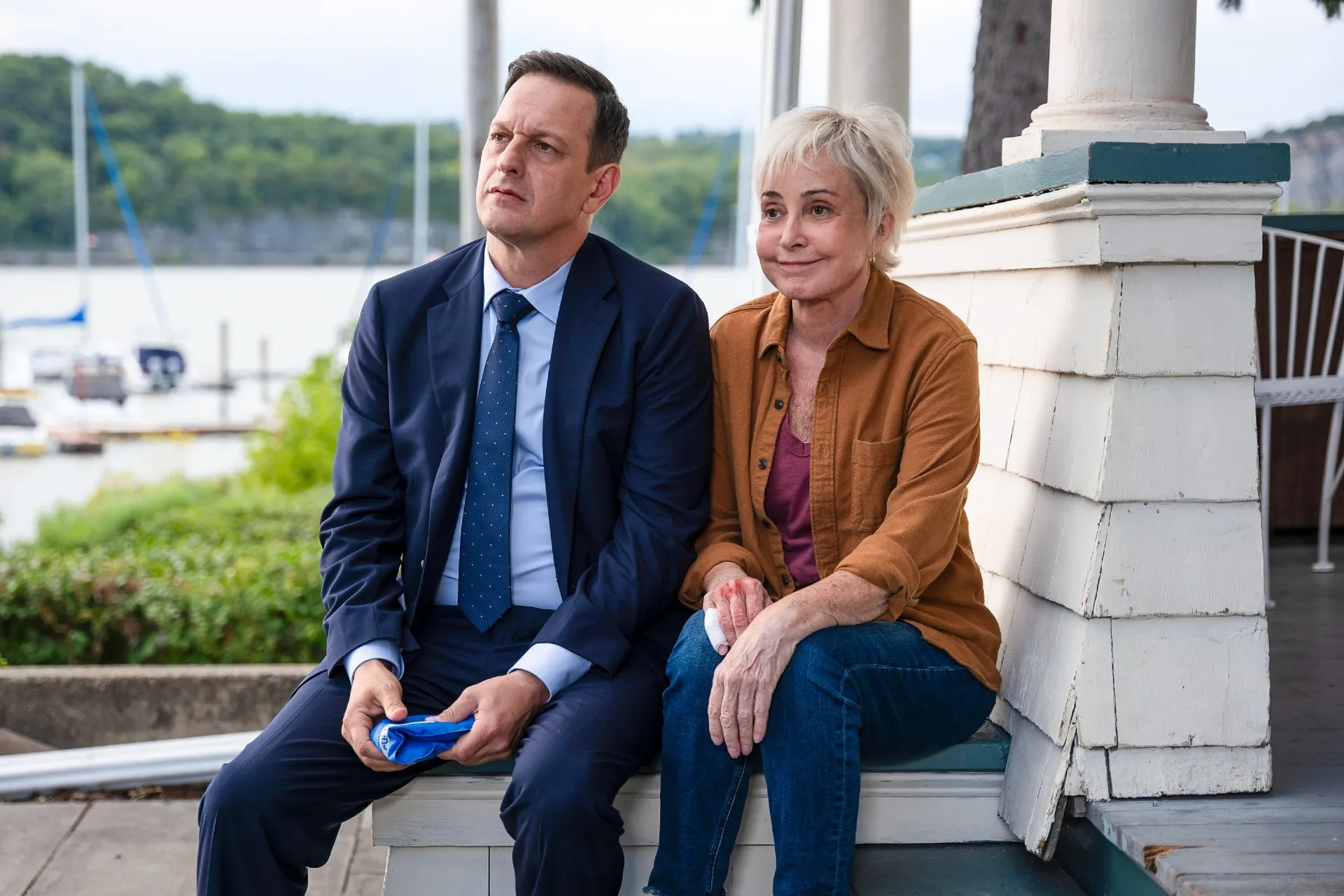 Josh Charles and Annie Potts in Best Medicine