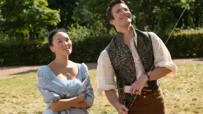 Yerin Ha and Luke Thompson in Bridgerton season 4