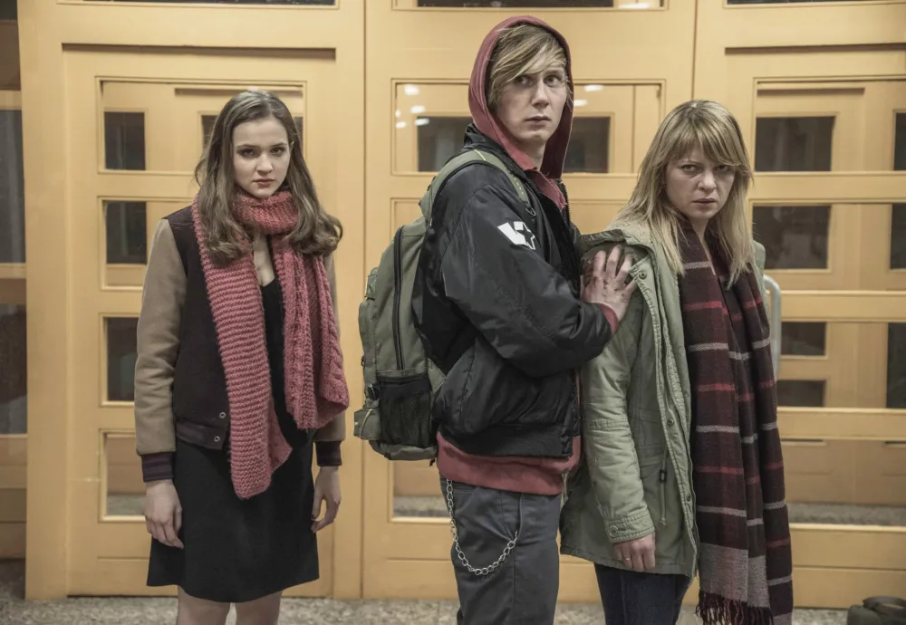 Lisa Vicari, Moritz Jahn and Jordis Triebel in Dark season 1